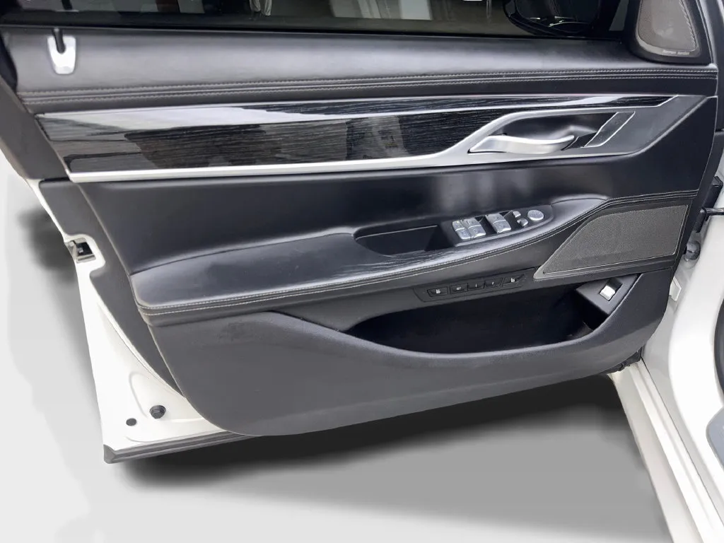 BMW 7 Series photo 34