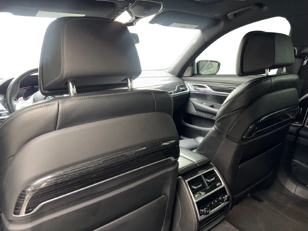 BMW 7 Series photo 39