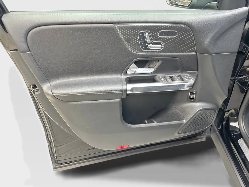Mercedes-Benz GLB photo 32