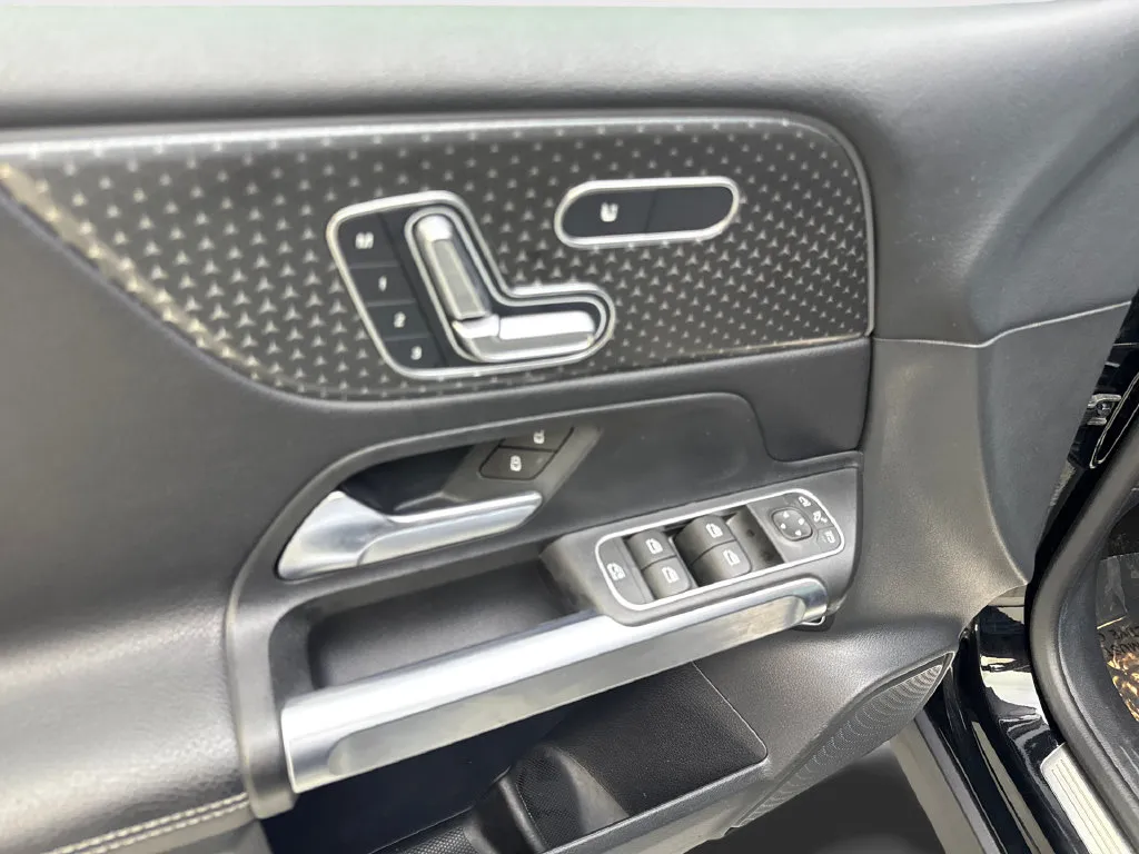 Mercedes-Benz GLB photo 33