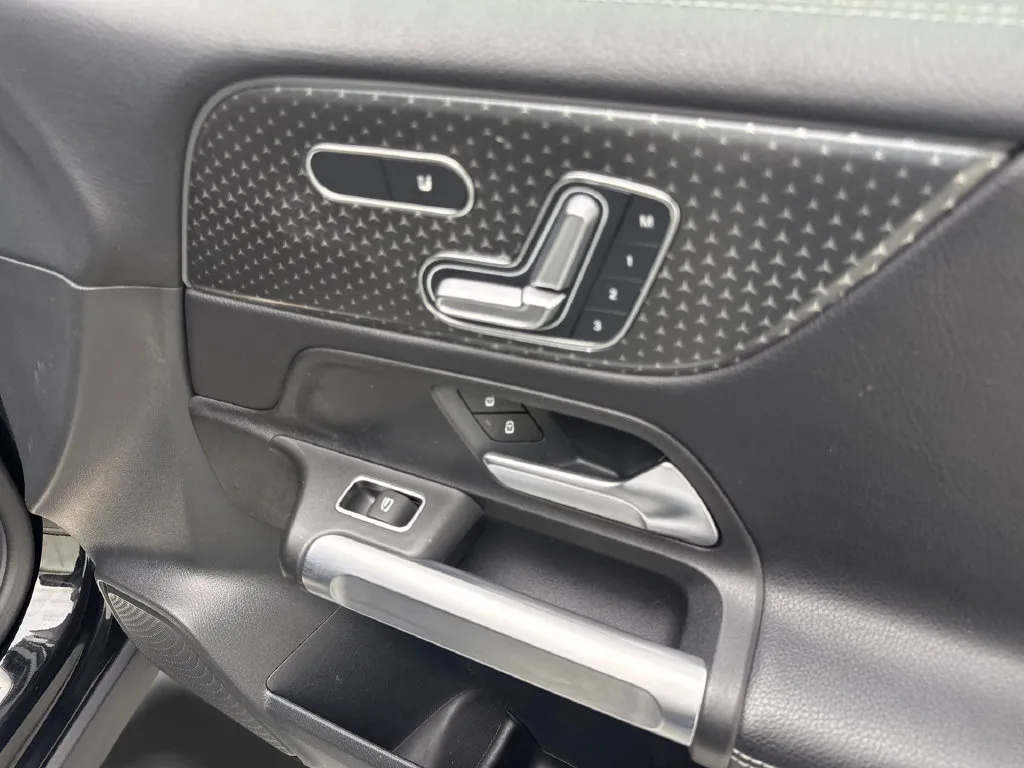 Mercedes-Benz GLB photo 49