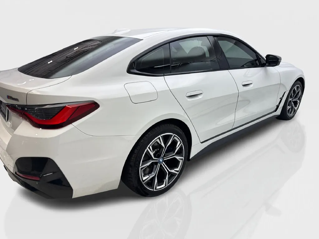 BMW i4 photo 15
