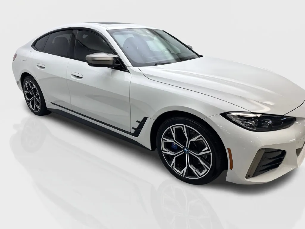 BMW i4 photo 14