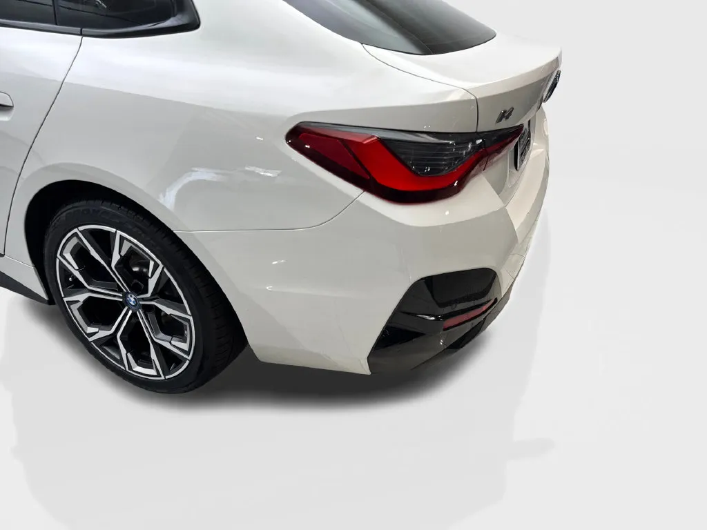 BMW i4 photo 19