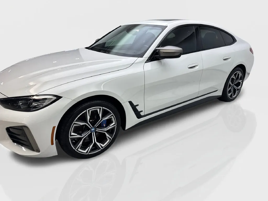 BMW i4 photo 12