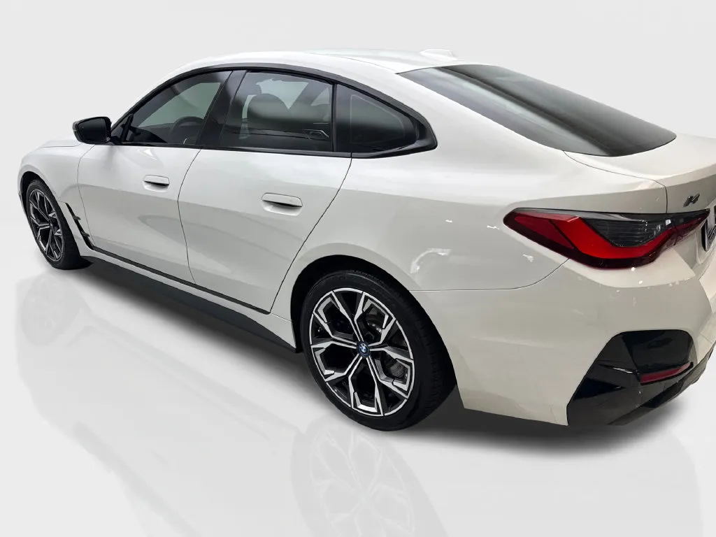 BMW i4 photo 16