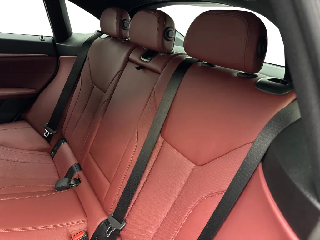 BMW i4 photo 36