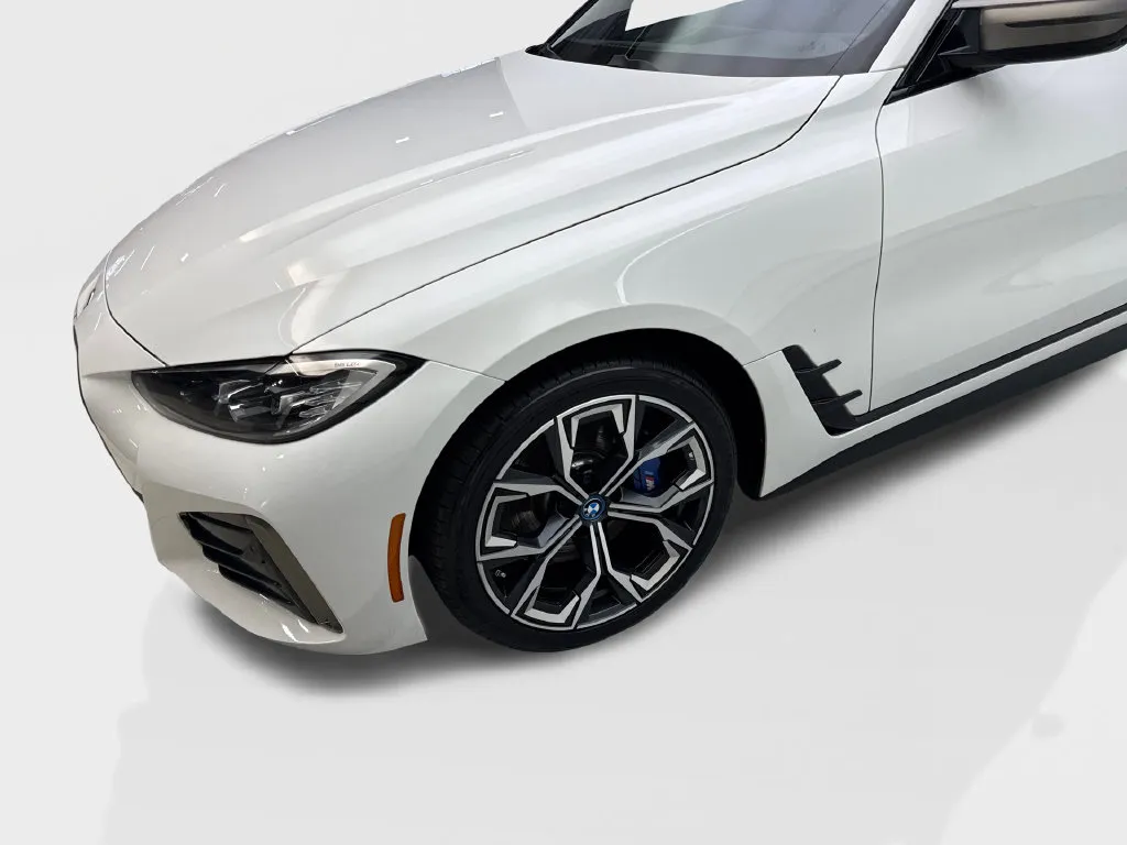 BMW i4 photo 20