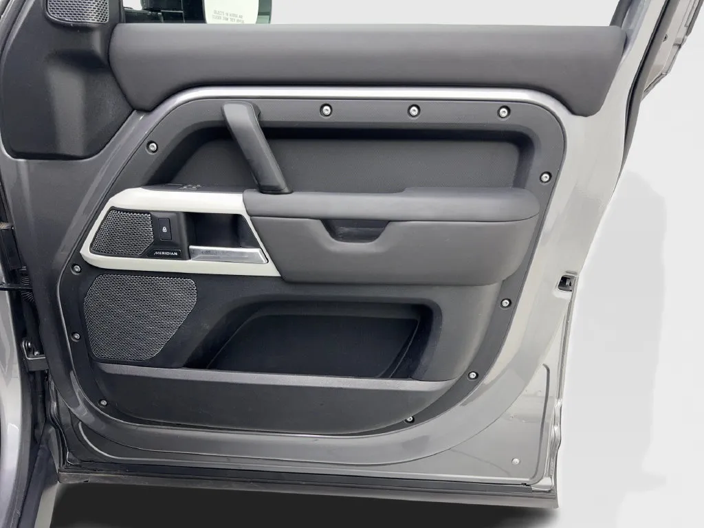 Land Rover Defender photo 49