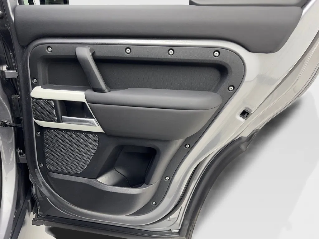 Land Rover Defender photo 43