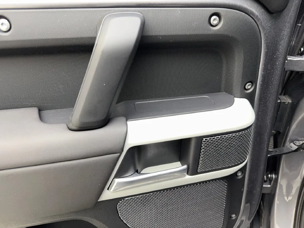 Land Rover Defender photo 39
