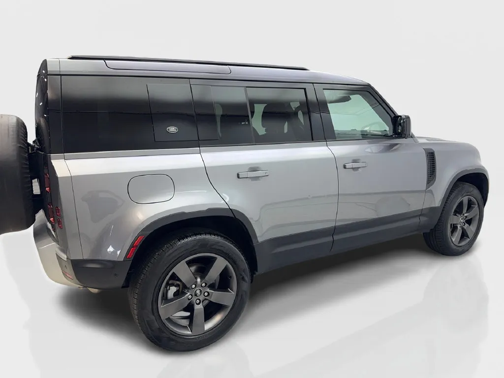 Land Rover Defender photo 15