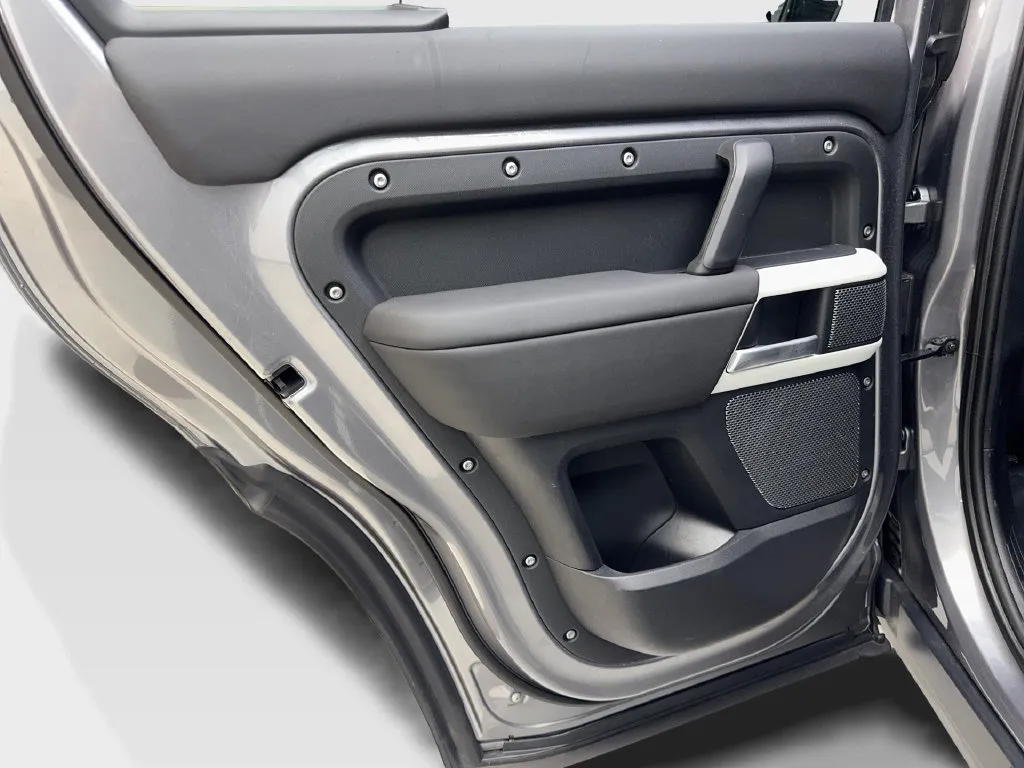 Land Rover Defender photo 37