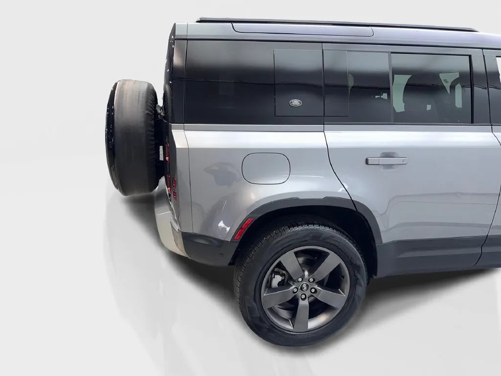 Land Rover Defender photo 18