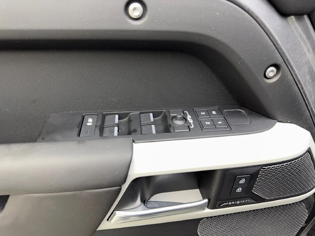 Land Rover Defender photo 33
