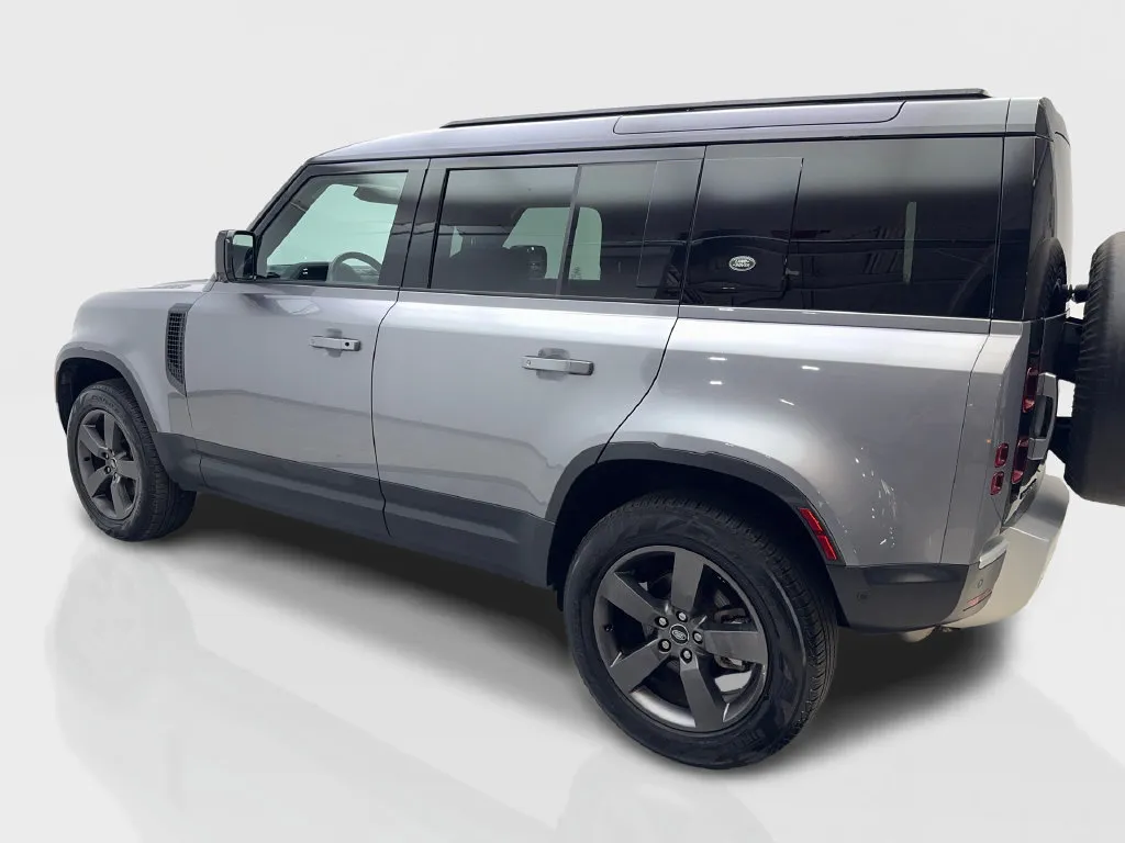 Land Rover Defender photo 16