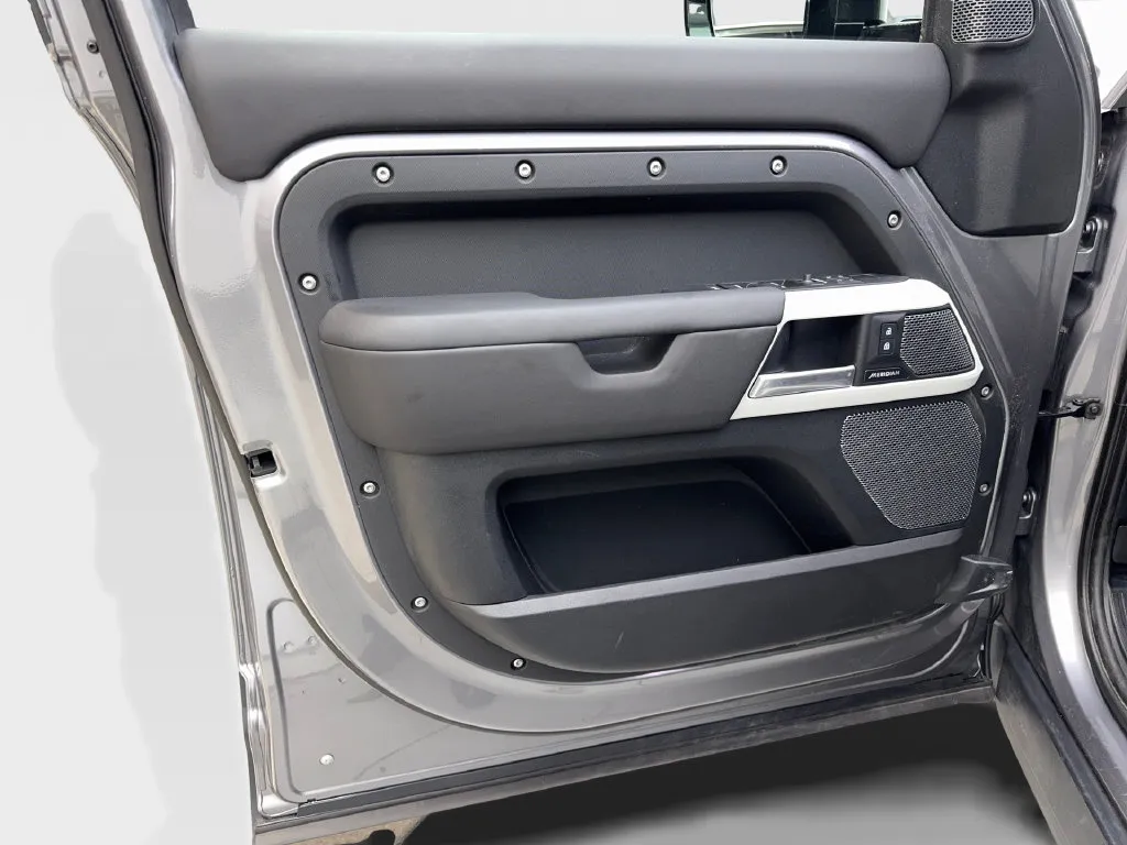 Land Rover Defender photo 32