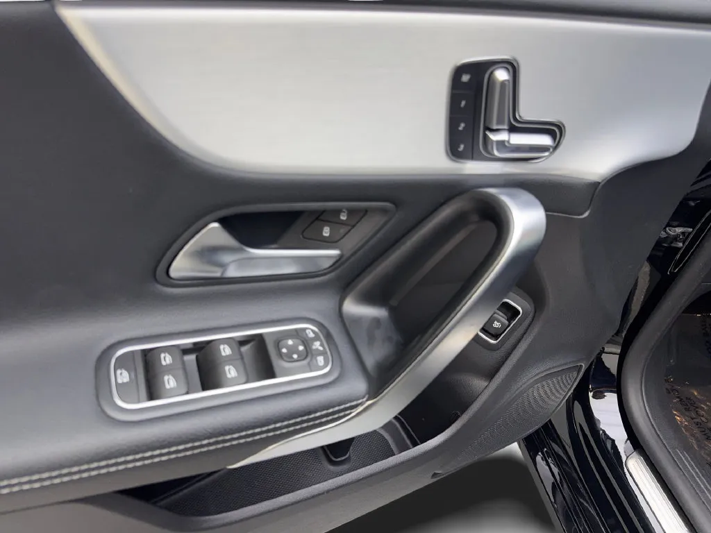 Mercedes-Benz CLA photo 32