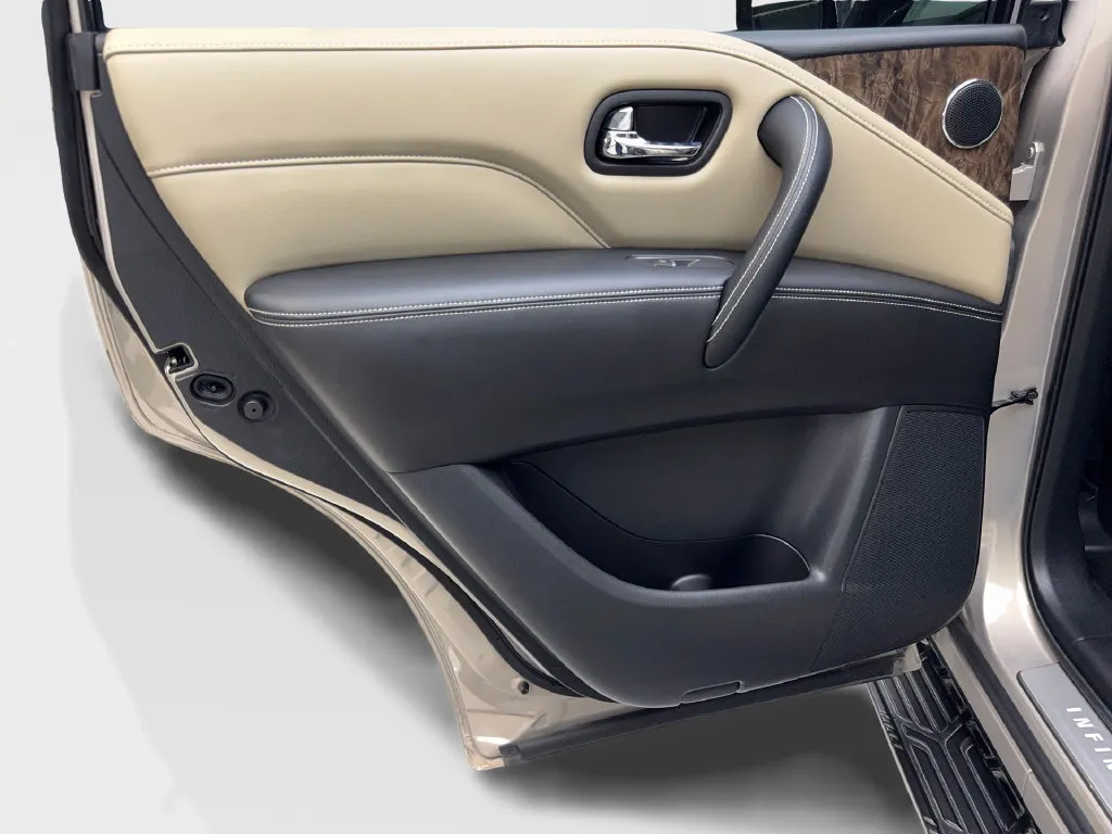 Infiniti QX80 photo 39
