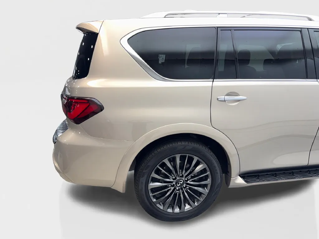 Infiniti QX80 photo 18
