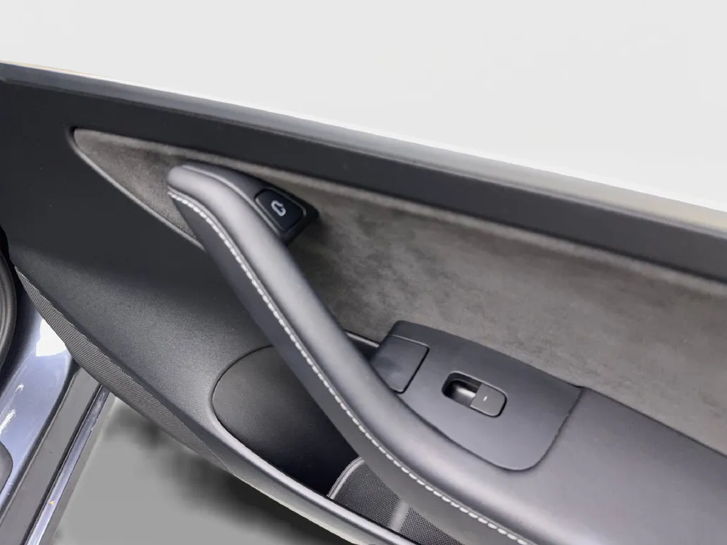 Tesla Model 3 photo 51