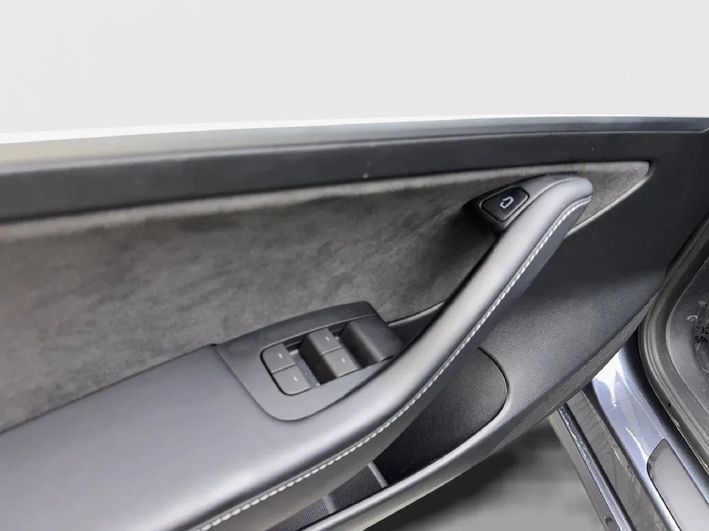 Tesla Model 3 photo 34