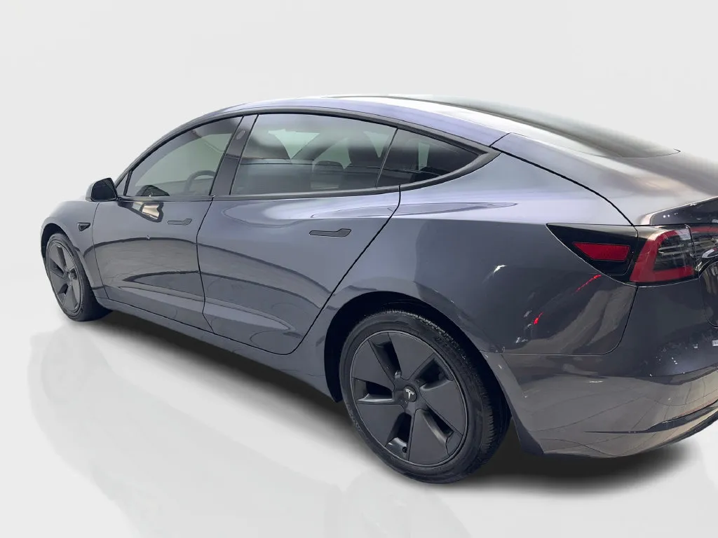 Tesla Model 3 photo 16