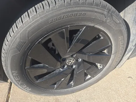 More photos of 2024 Volkswagen Atlas Cross Sport 2.0T SE w/Technology at Autos of Dallas - Plano, TX