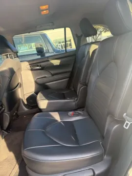 More photos of 2020 Toyota Highlander XLE at Autos of Dallas - Plano, TX