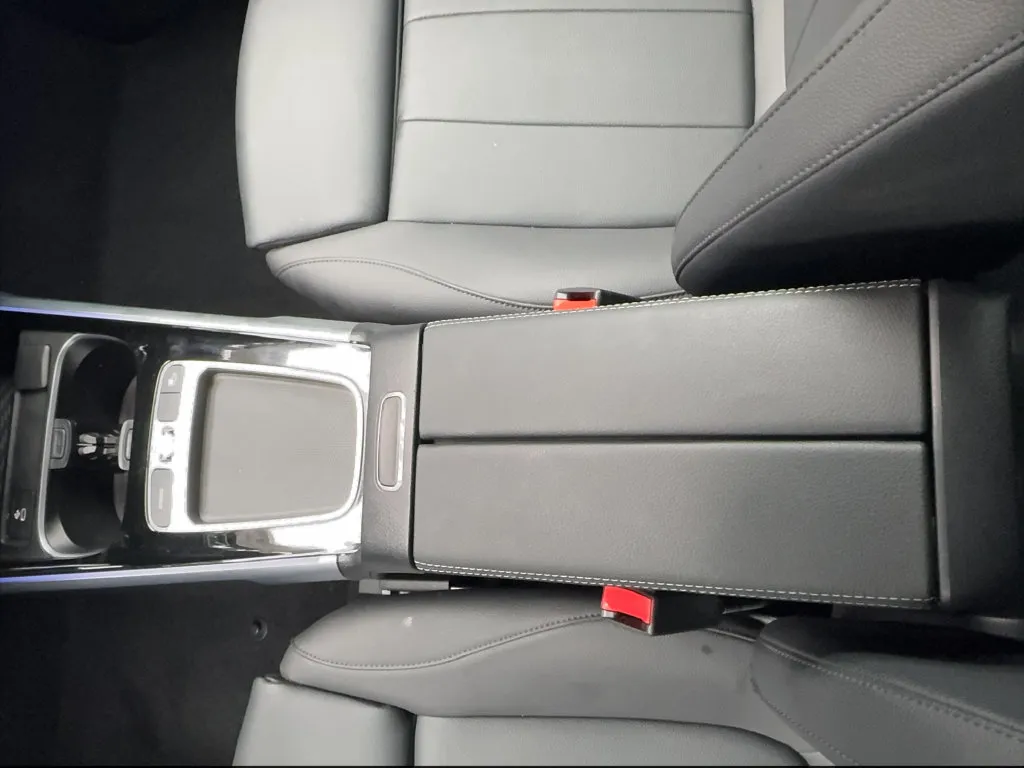 Mercedes-Benz EQB photo 36