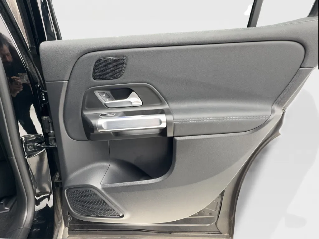 Mercedes-Benz EQB photo 27