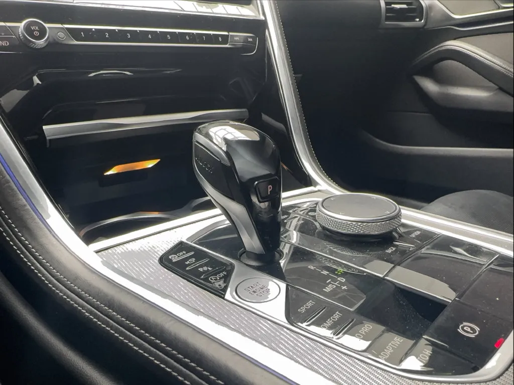 BMW 8 Series photo 25