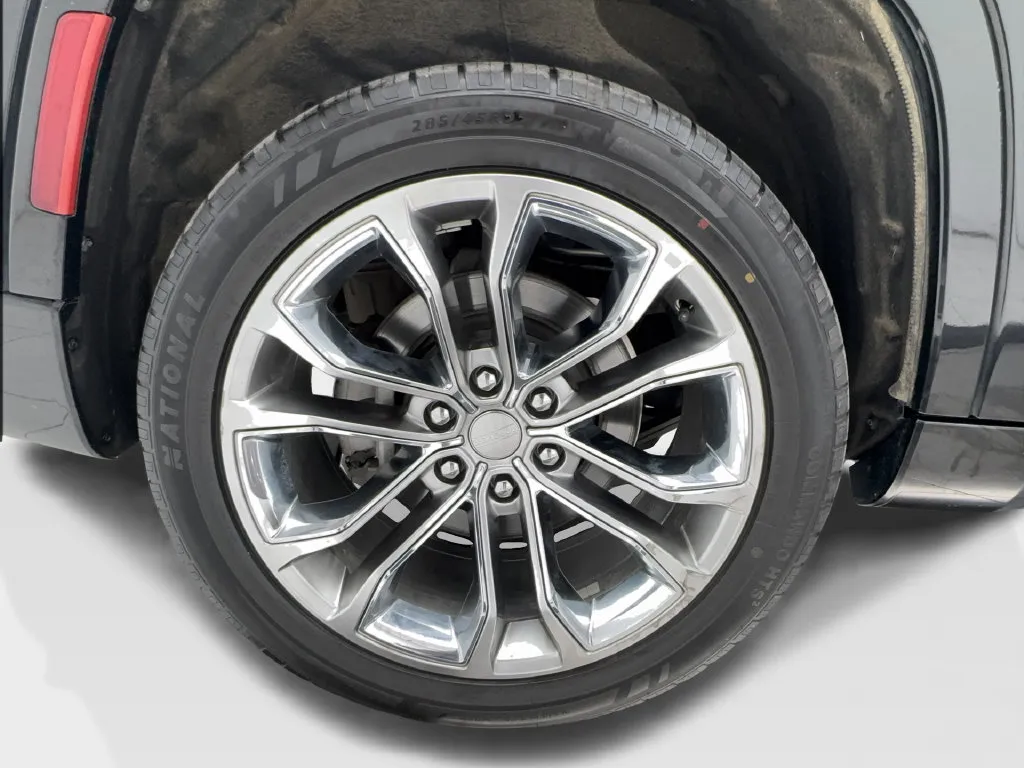 Jeep Grand Wagoneer photo 16