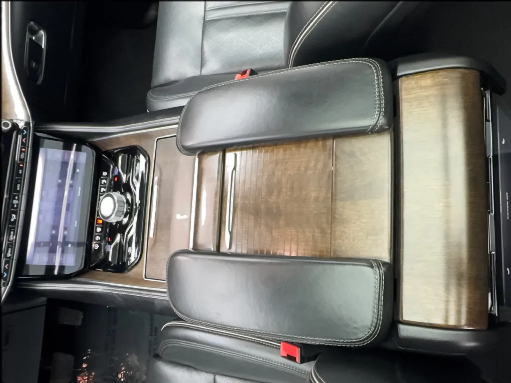 Jeep Grand Wagoneer photo 41