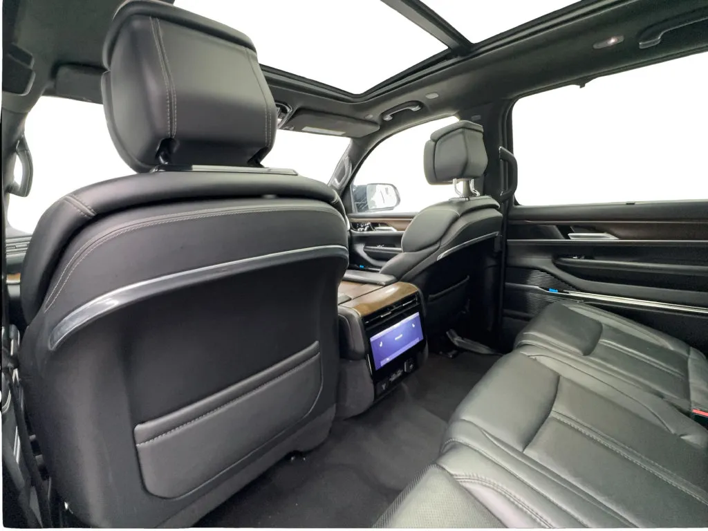 Jeep Grand Wagoneer photo 25