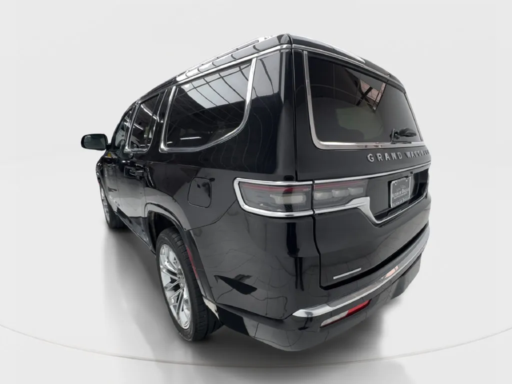 Jeep Grand Wagoneer photo 11