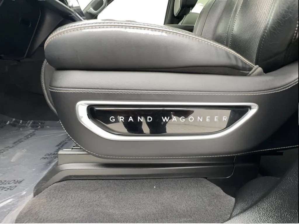 Jeep Grand Wagoneer photo 22