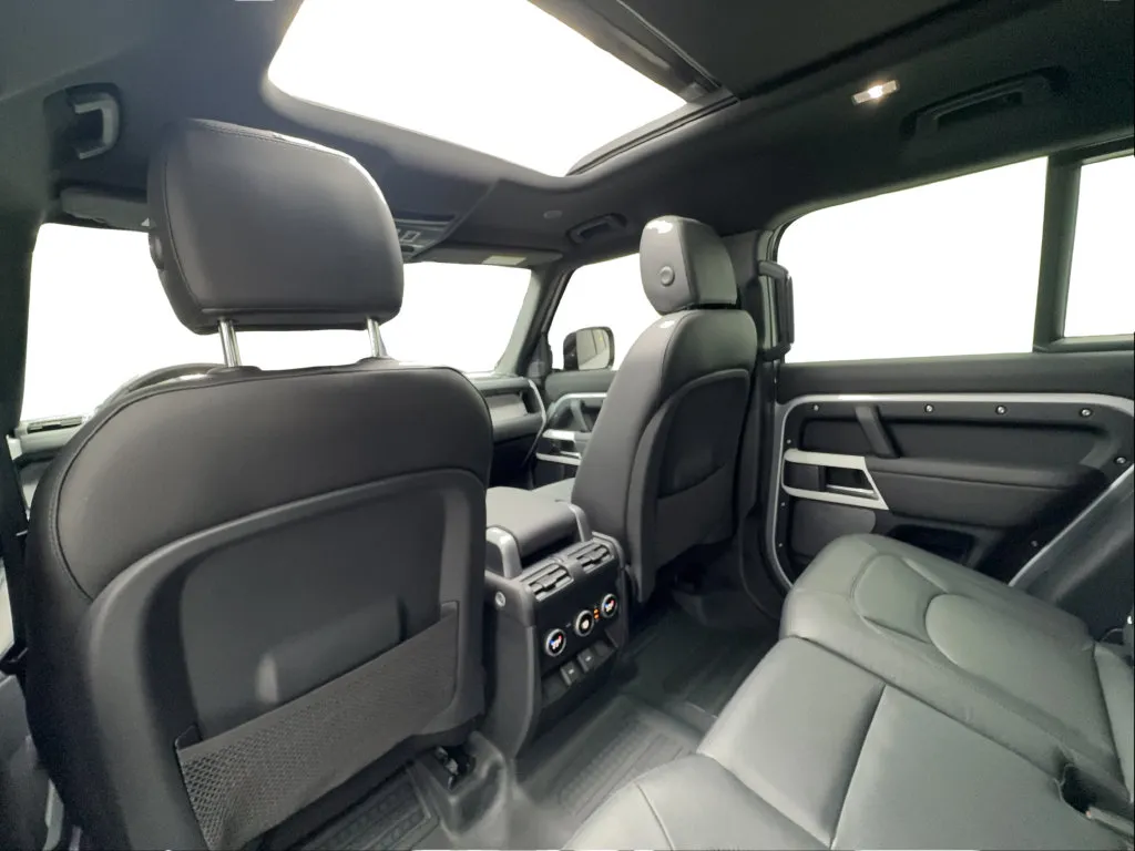 Land Rover Defender photo 27