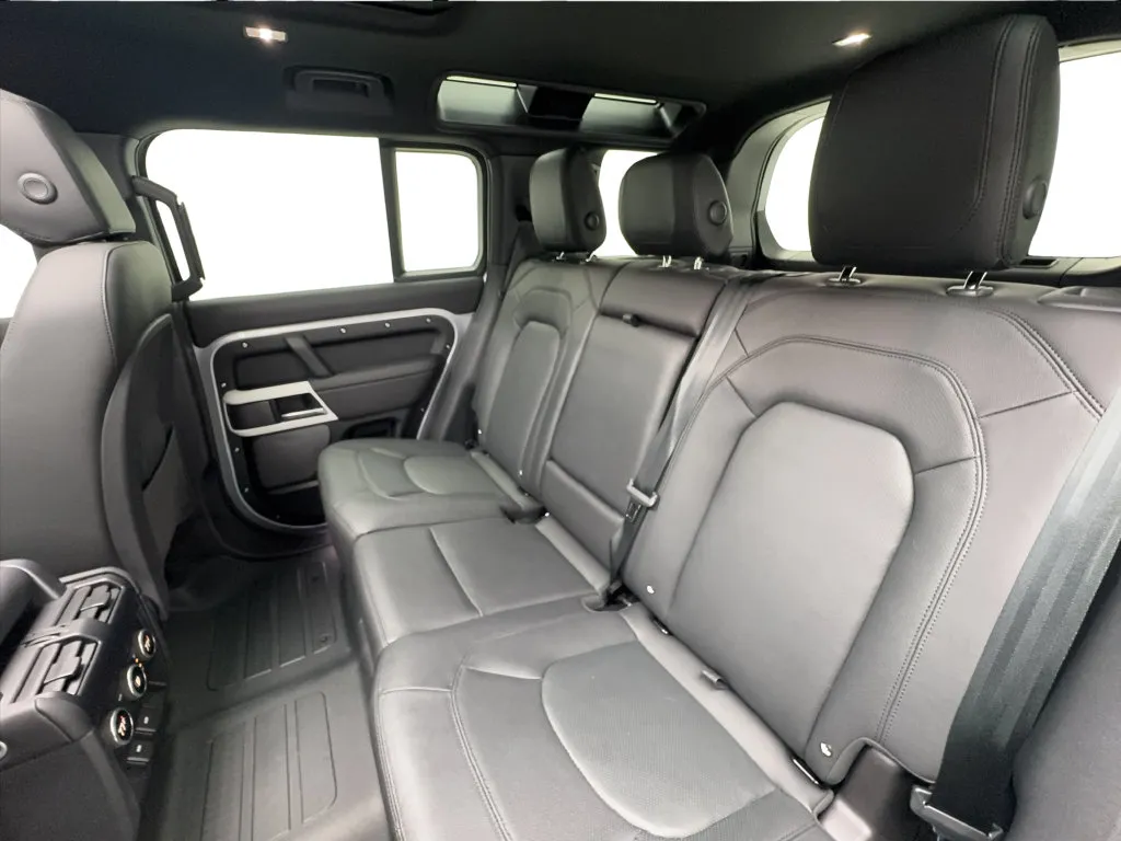 Land Rover Defender photo 28