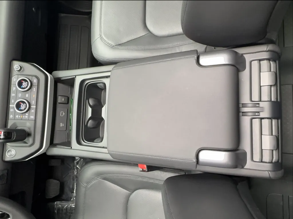 Land Rover Defender photo 42
