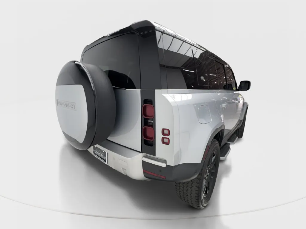 Land Rover Defender photo 8