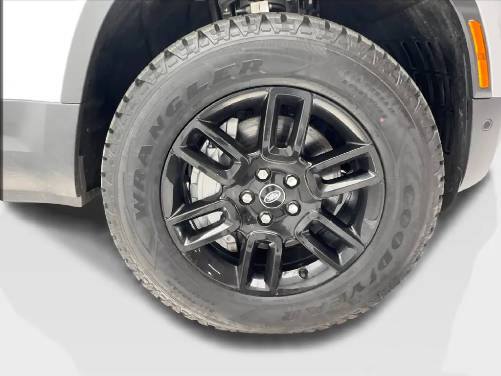 Land Rover Defender photo 15
