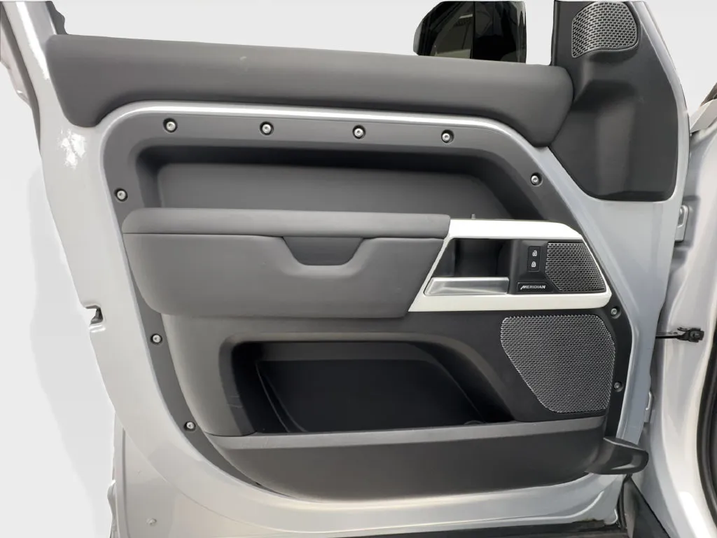 Land Rover Defender photo 26