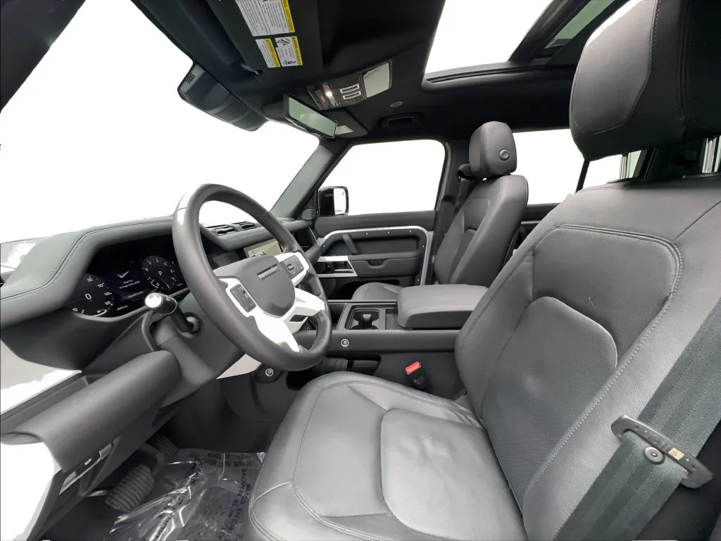 Land Rover Defender photo 23