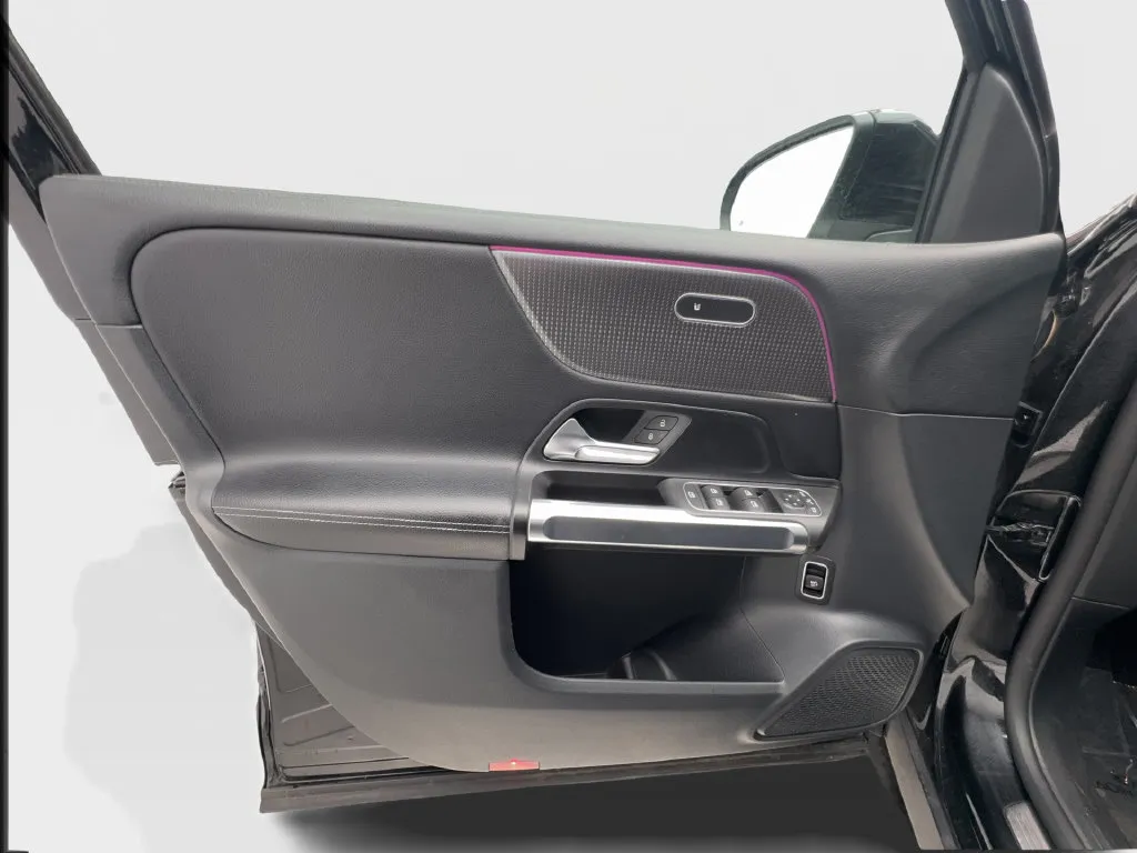 Mercedes-Benz GLB photo 23