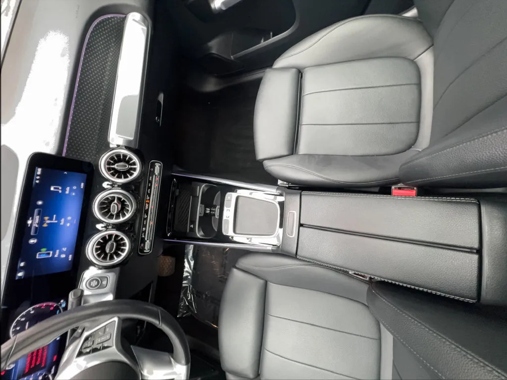 Mercedes-Benz GLB photo 35