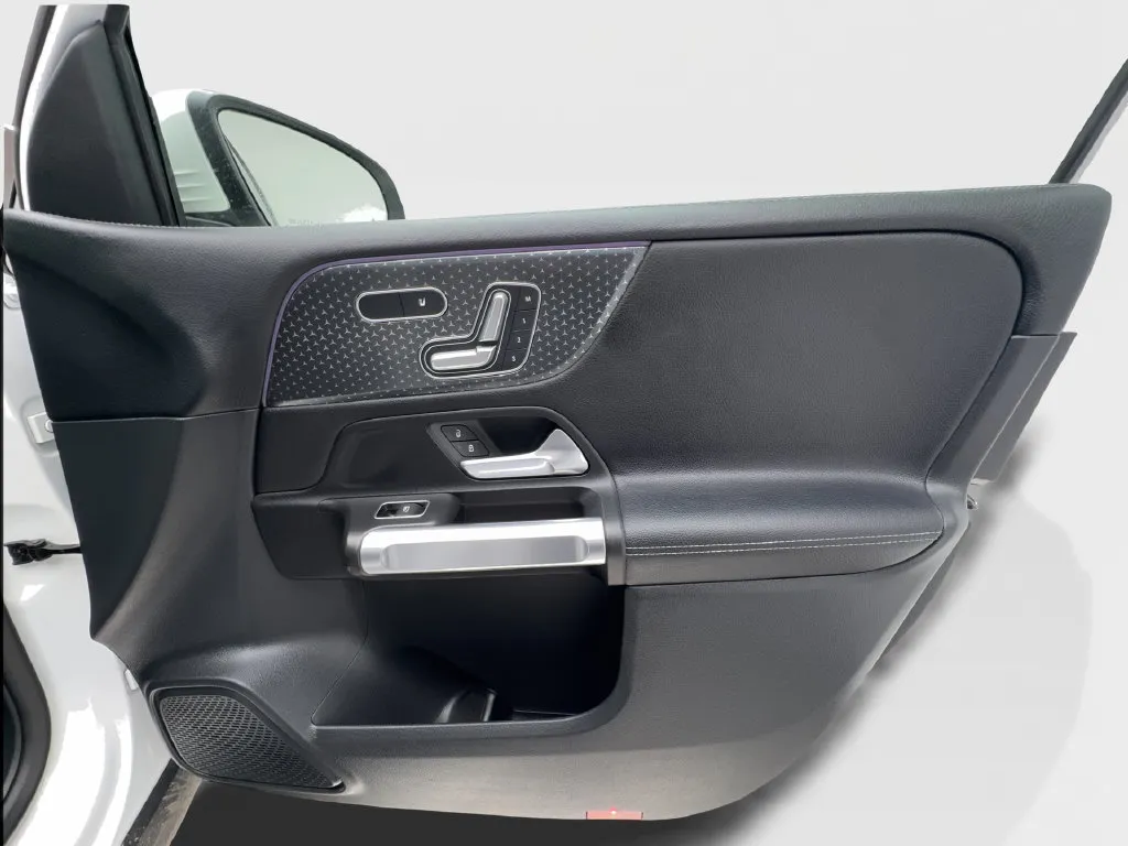 Mercedes-Benz GLB photo 30