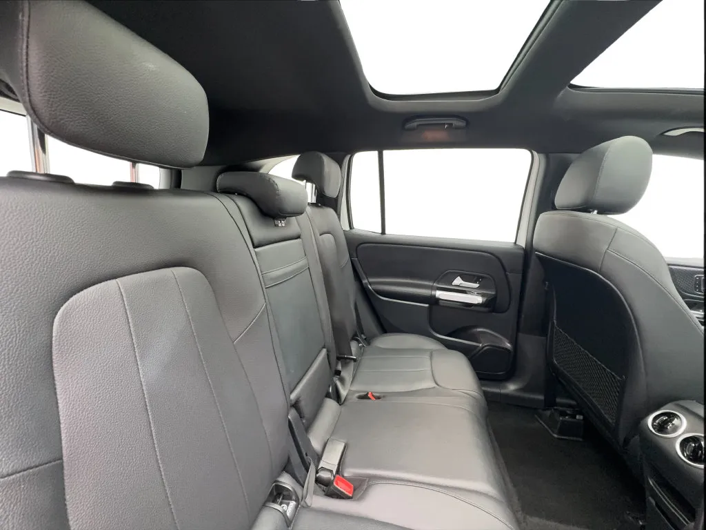 Mercedes-Benz GLB photo 26