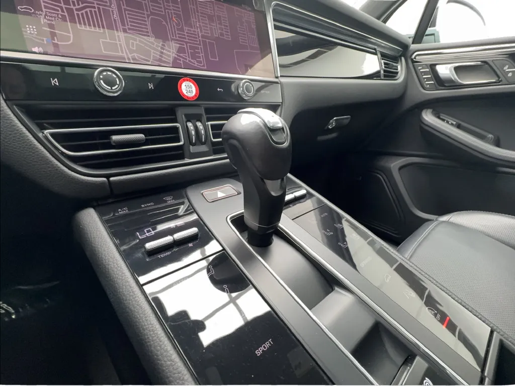 Porsche Macan photo 46