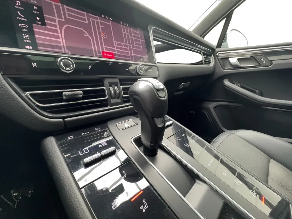Porsche Macan photo 47